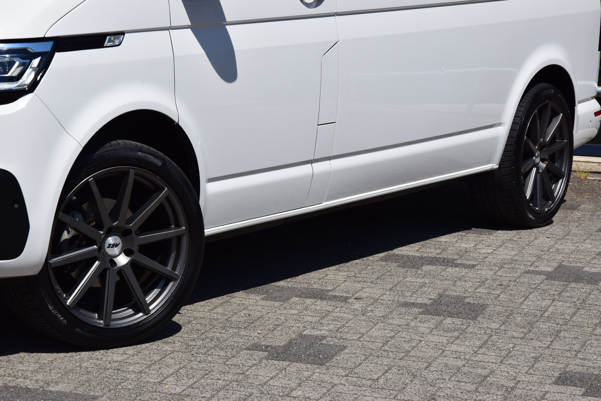 Volkswagen Transporter 2.0 TDI L2H1 Highline DSG Automaat 3-zits (3 persoons) | Org. NL | BPM Vrij | Trekhaak | LED | Adaptive Cruise Control | PDC V+A incl. Camera | Voorruit verwarming | DAB+ | Lichtmetalen velgen 19" | afbeelding 12