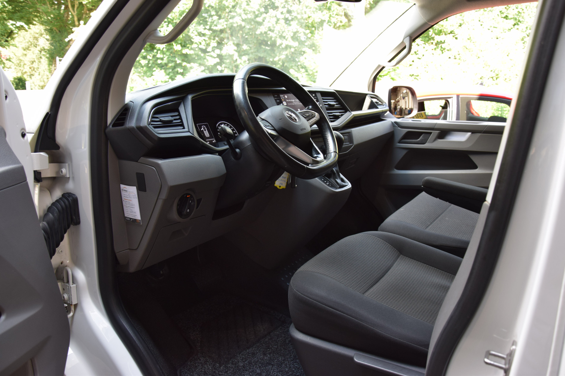 Volkswagen Transporter 2.0 TDI L2H1 Highline DSG Automaat 3-zits (3 persoons) | Org. NL | BPM Vrij | Trekhaak | LED | Adaptive Cruise Control | PDC V+A incl. Camera | Voorruit verwarming | DAB+ | Lichtmetalen velgen 19" | afbeelding 13