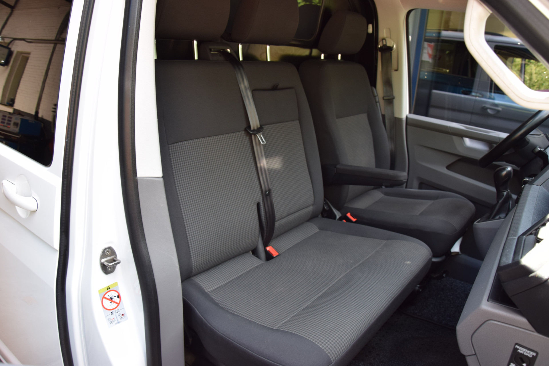 Volkswagen Transporter 2.0 TDI L2H1 Highline DSG Automaat 3-zits (3 persoons) | Org. NL | BPM Vrij | Trekhaak | LED | Adaptive Cruise Control | PDC V+A incl. Camera | Voorruit verwarming | DAB+ | Lichtmetalen velgen 19" | afbeelding 16