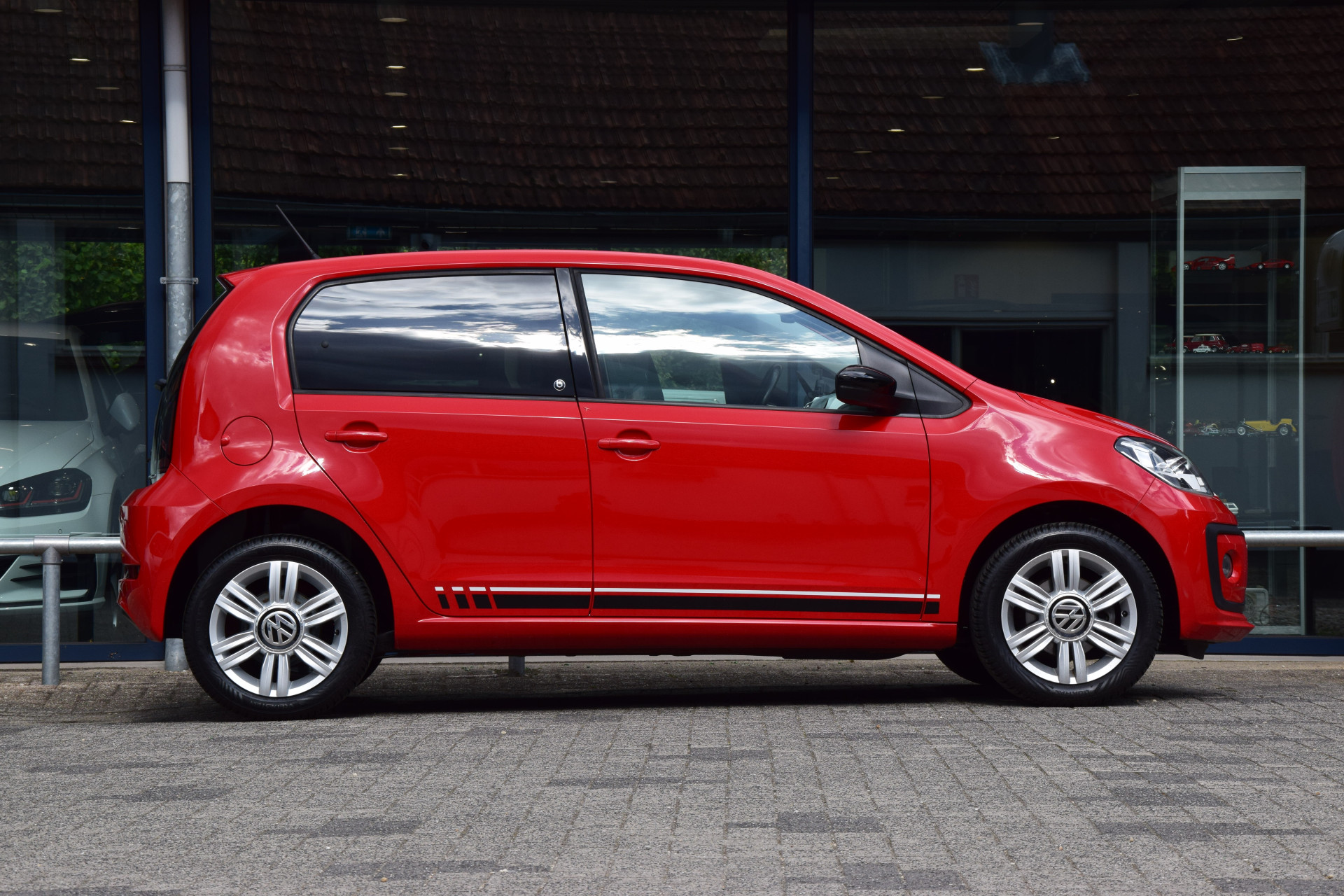 Volkswagen up! 1.0 BMT up! beats | BOVAG Garantie | Cruise Control | 15'' Velgen + All Season Banden | Multiunctioneel Stuurwiel | Bluetooth Telefoonverbinding | Dealer Onderhouden | afbeelding 5