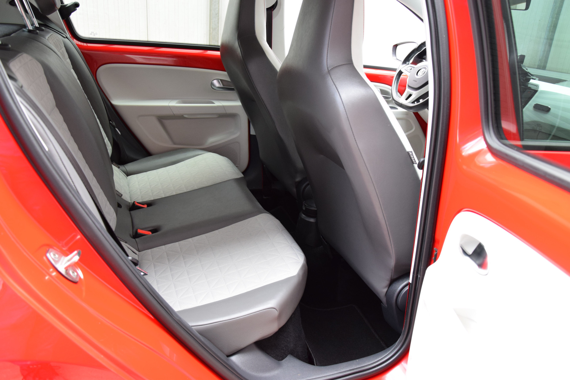 Volkswagen up! 1.0 BMT up! beats | BOVAG Garantie | Cruise Control | 15'' Velgen + All Season Banden | Multiunctioneel Stuurwiel | Bluetooth Telefoonverbinding | Dealer Onderhouden | afbeelding 16
