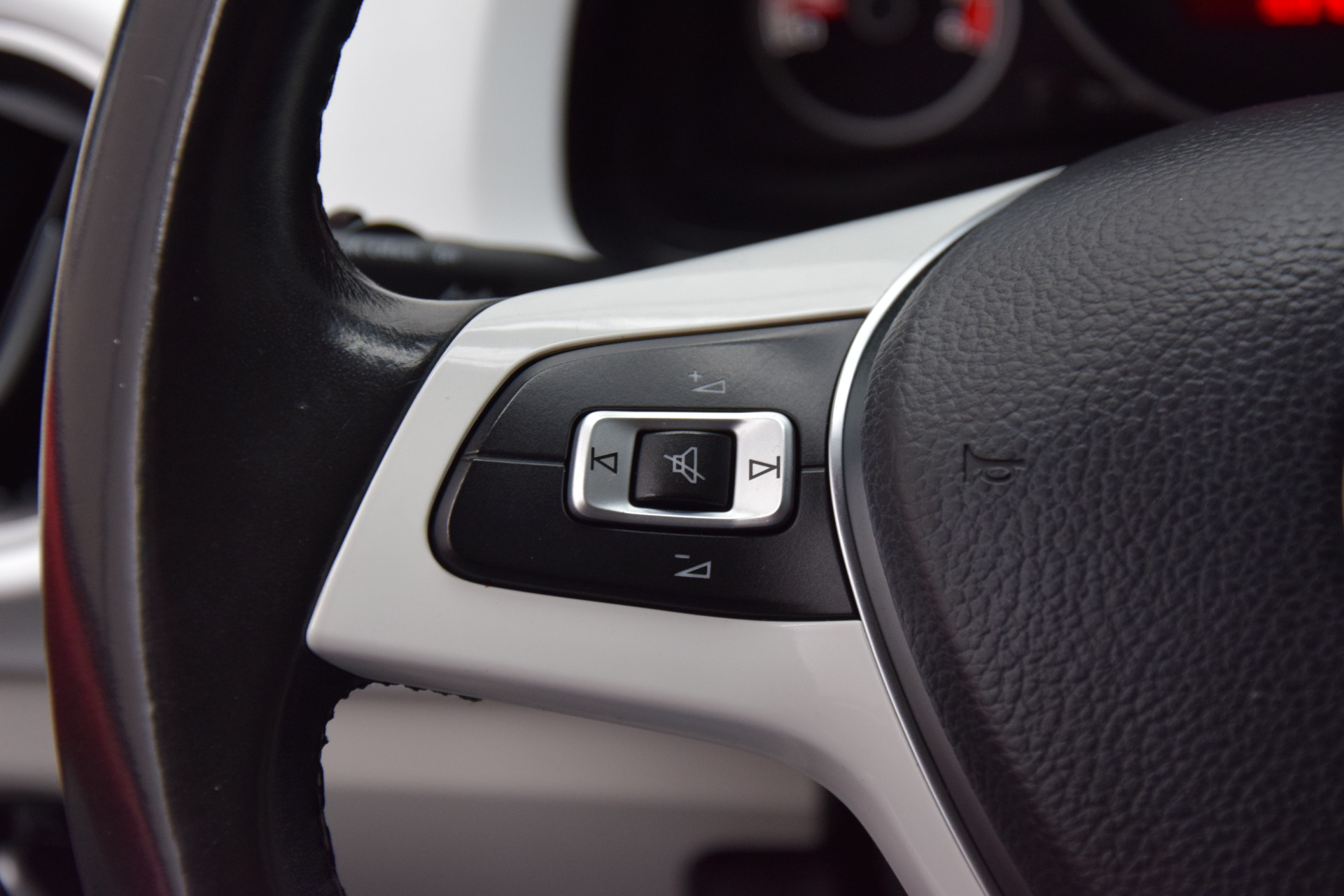Volkswagen up! 1.0 BMT up! beats | BOVAG Garantie | Cruise Control | 15'' Velgen + All Season Banden | Multiunctioneel Stuurwiel | Bluetooth Telefoonverbinding | Dealer Onderhouden | afbeelding 20