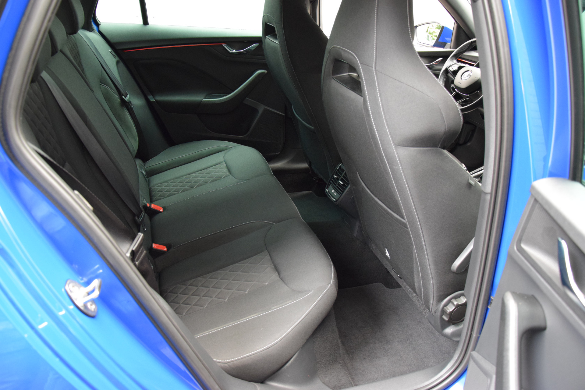 Skoda Kamiq 1.0 TSI 110PK Sport Business DSG Automaat | Orgineel NL | BOVAG Garantie |  Apple Carplay/Android Auto | Cruise Control | Climatronic | Automatisch dimmende binnenspiegel | Parkeersensoren achter | afbeelding 27