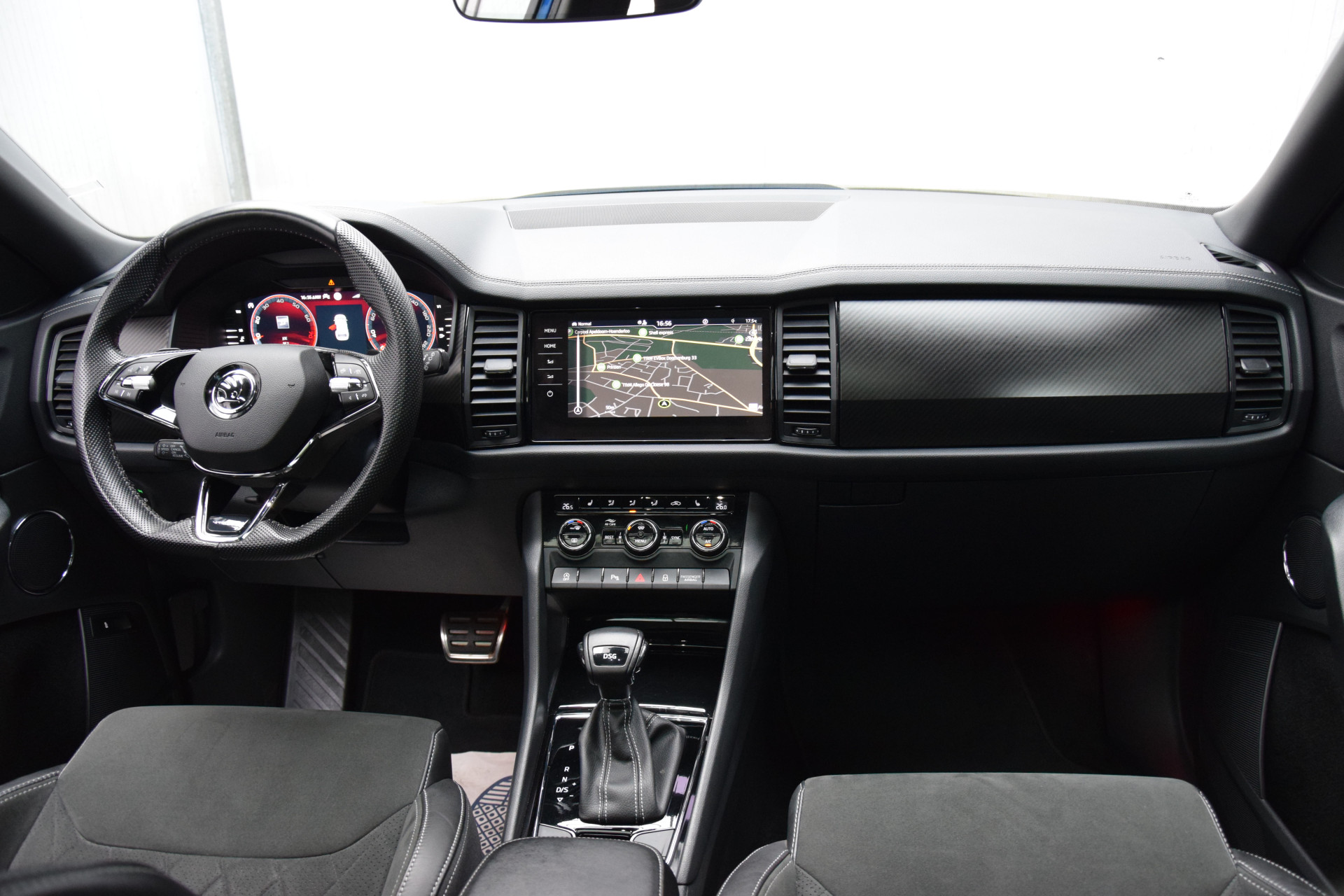 Skoda Kodiaq 1.5 TSI 150PK Sportline Business DSG Automaat | Orgineel NL | BOVAG Garantie | Trekhaak | Facelift | Panoramadak | Cruise control adaptief | File assistent | Rijstrooksensor | Voorstoelen verwarmd afbeelding 32