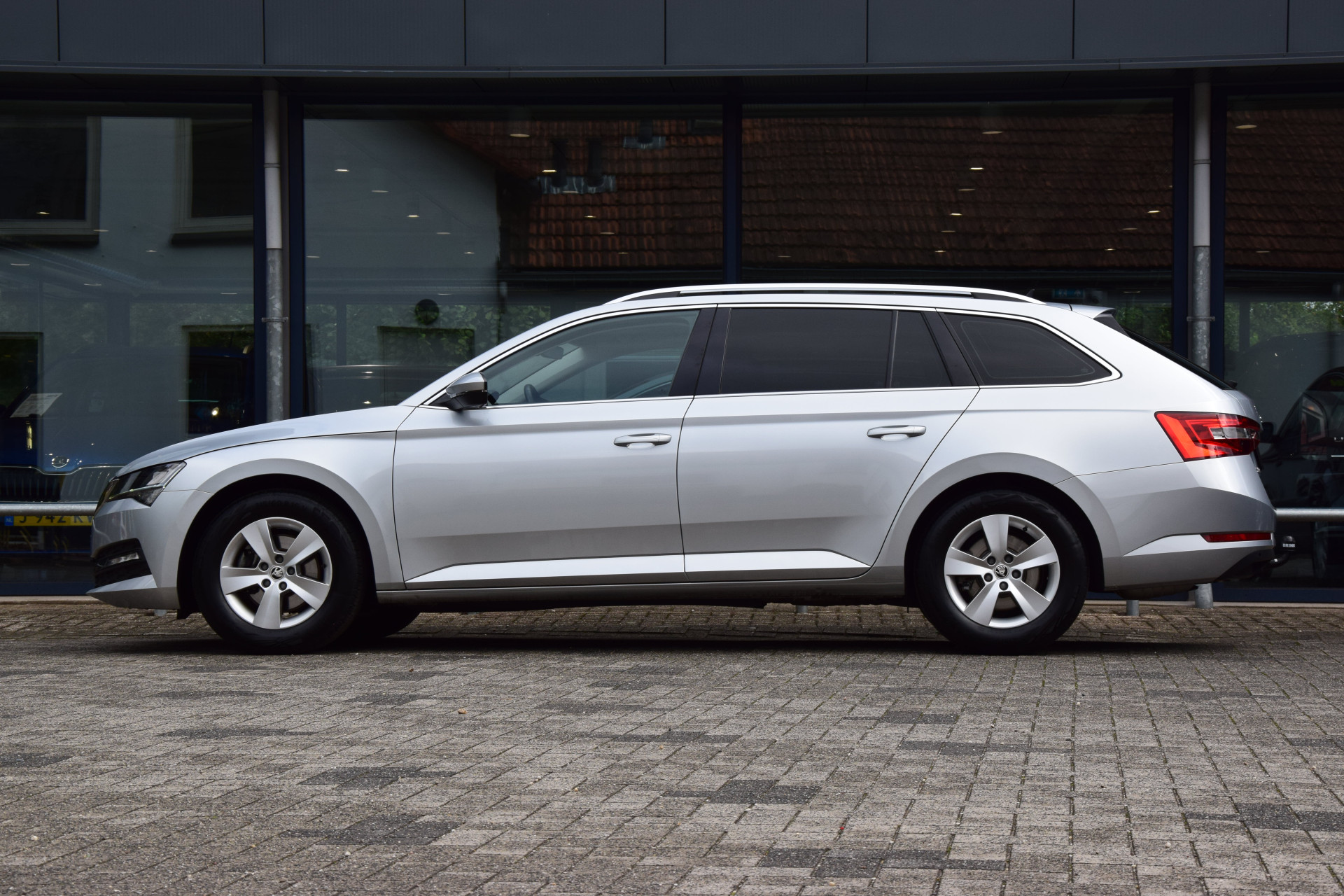 Skoda Superb Combi 1.5 TSI 150PK ACT Business Edition DSG Automaat | Org. NL | BOVAG Garantie | Trekhaak | Lederen Bekleding | Full LED | Apple Carplay/Android Auto | Cruise&Climate Control | afbeelding 4