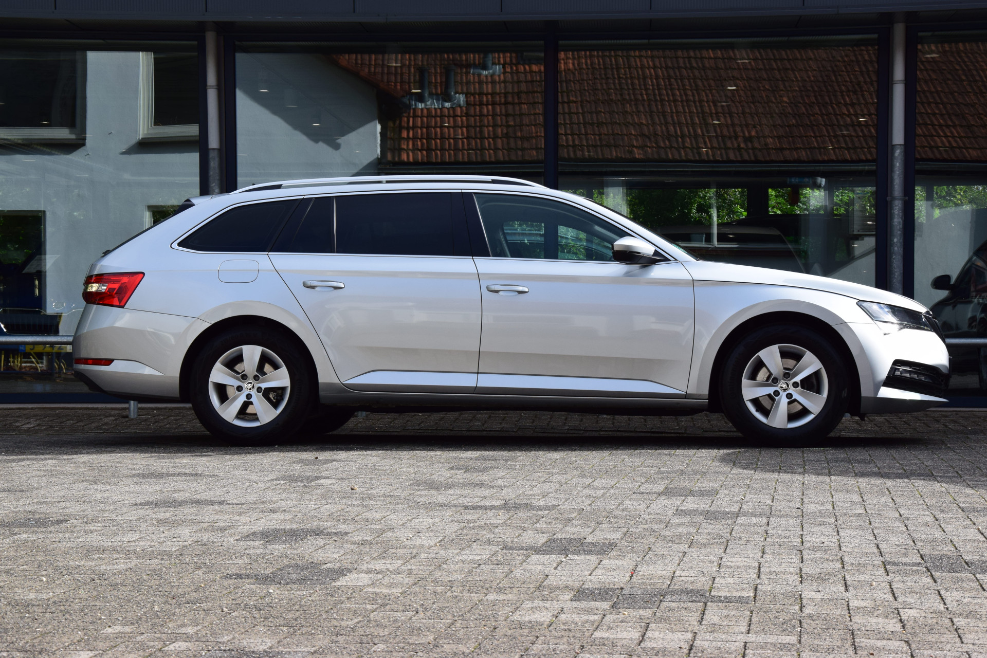 Skoda Superb Combi 1.5 TSI 150PK ACT Business Edition DSG Automaat | Org. NL | BOVAG Garantie | Trekhaak | Lederen Bekleding | Full LED | Apple Carplay/Android Auto | Cruise&Climate Control | afbeelding 5