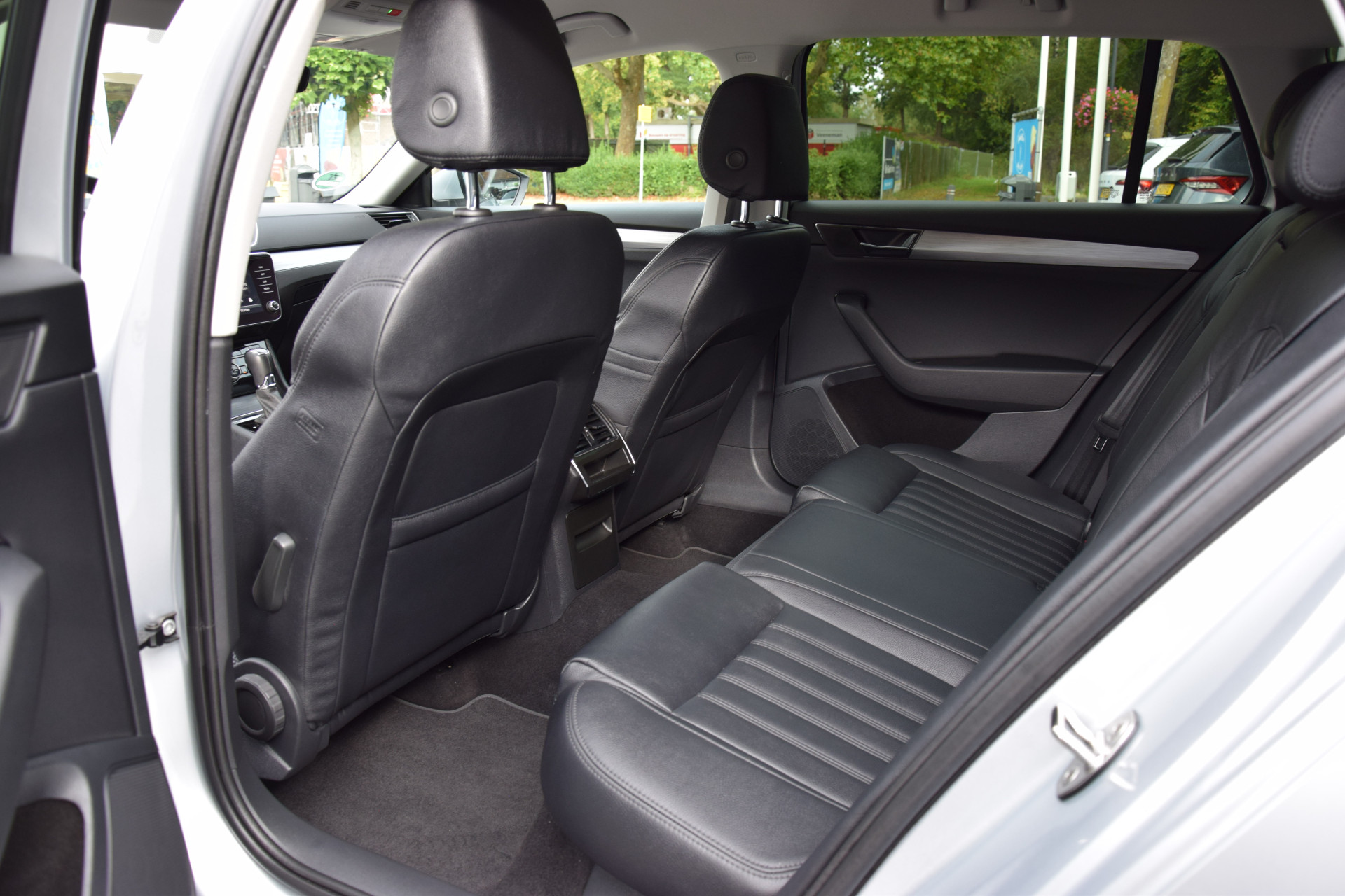 Skoda Superb Combi 1.5 TSI 150PK ACT Business Edition DSG Automaat | Org. NL | BOVAG Garantie | Trekhaak | Lederen Bekleding | Full LED | Apple Carplay/Android Auto | Cruise&Climate Control | afbeelding 7