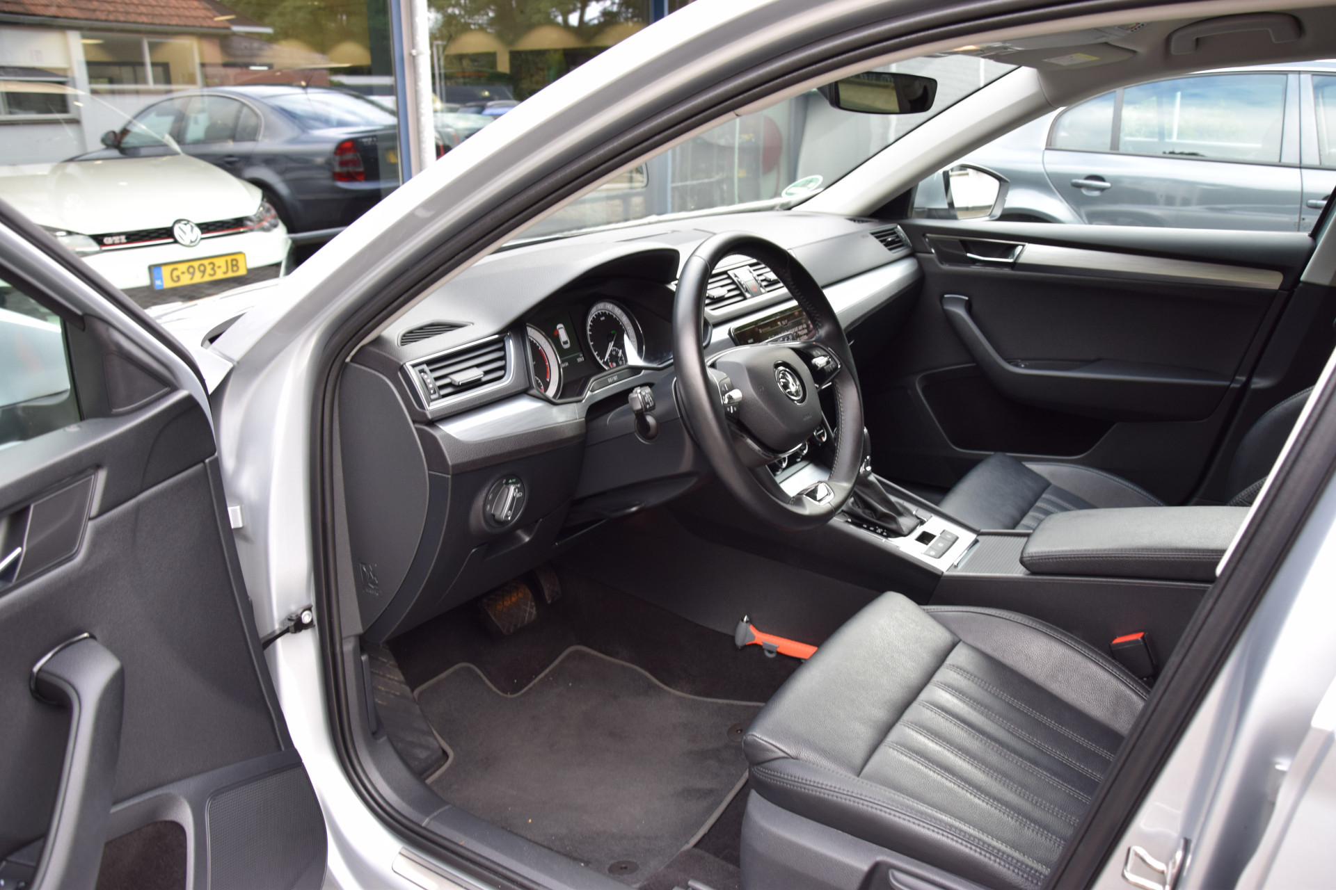 Skoda Superb Combi 1.5 TSI 150PK ACT Business Edition DSG Automaat | Org. NL | BOVAG Garantie | Trekhaak | Lederen Bekleding | Full LED | Apple Carplay/Android Auto | Cruise&Climate Control | afbeelding 9