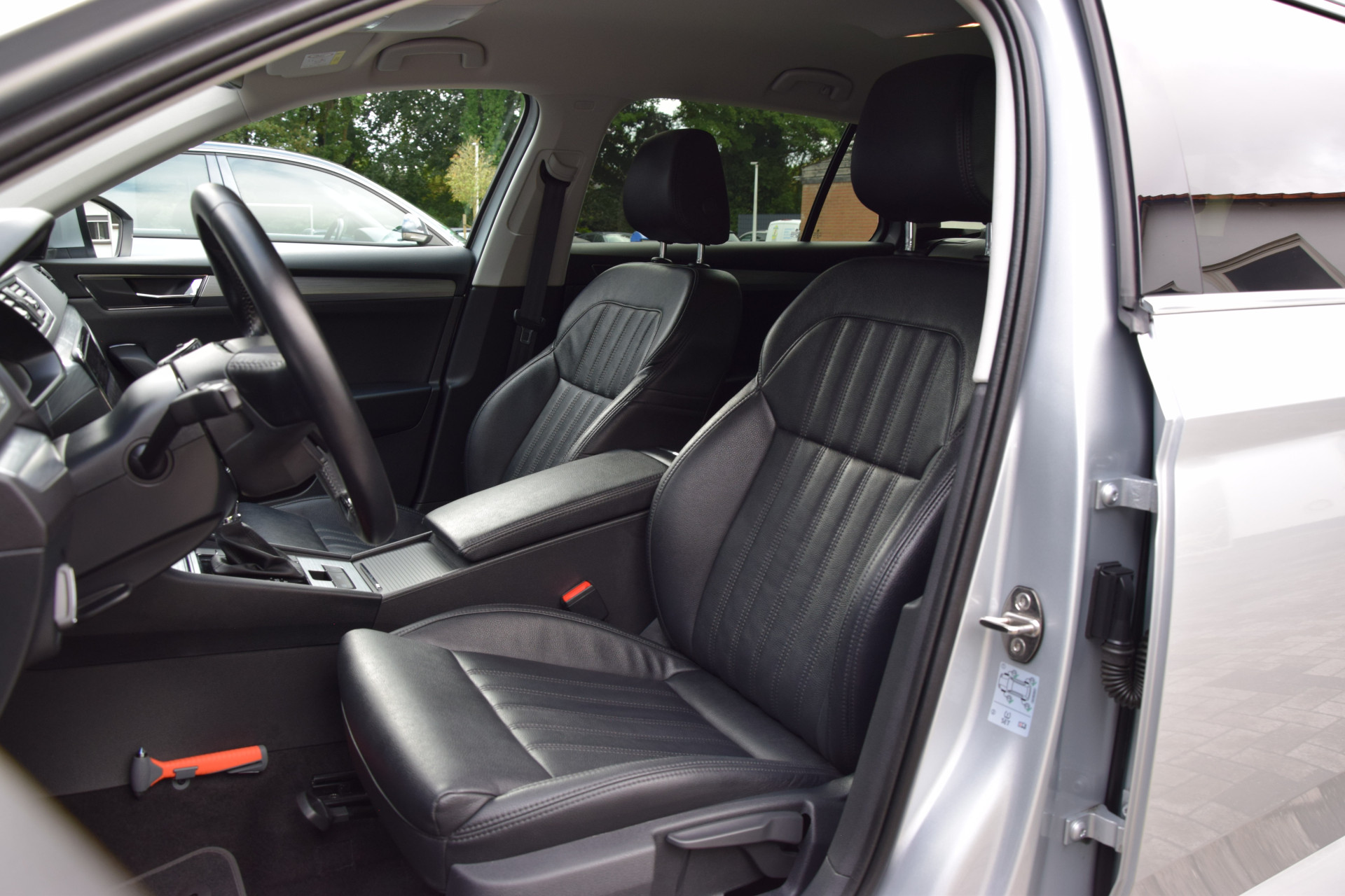Skoda Superb Combi 1.5 TSI 150PK ACT Business Edition DSG Automaat | Org. NL | BOVAG Garantie | Trekhaak | Lederen Bekleding | Full LED | Apple Carplay/Android Auto | Cruise&Climate Control | afbeelding 10