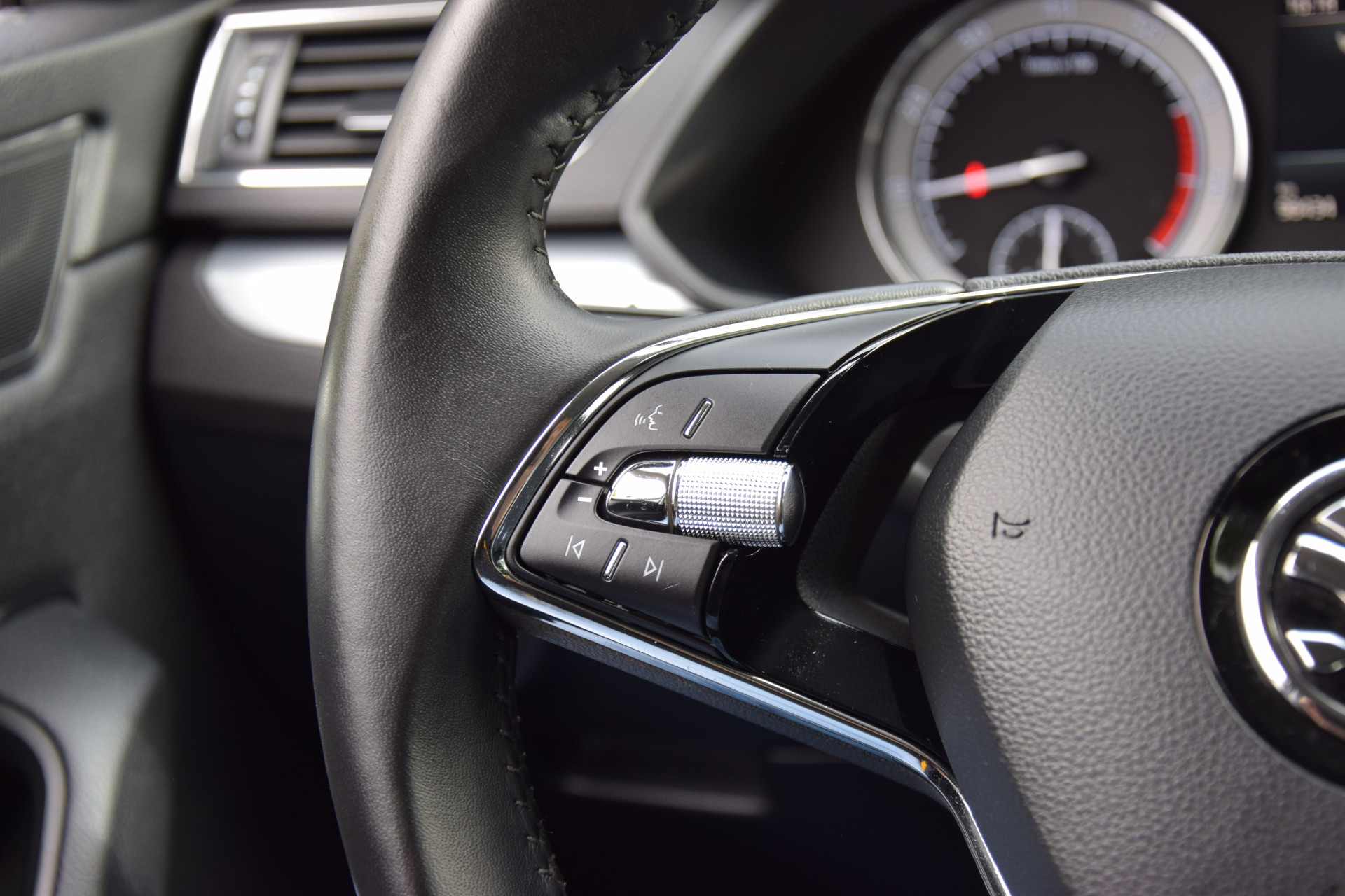 Skoda Superb Combi 1.5 TSI 150PK ACT Business Edition DSG Automaat | Org. NL | BOVAG Garantie | Trekhaak | Lederen Bekleding | Full LED | Apple Carplay/Android Auto | Cruise&Climate Control | afbeelding 27
